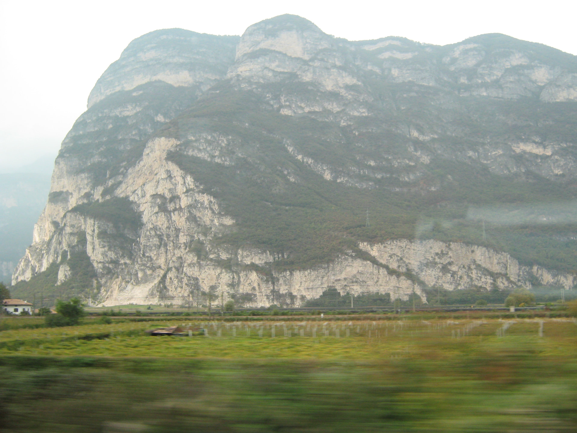 Rocky Mountain Wall and Farmland · পাথুরে পাহাড় ও চাষের জমি, Italy