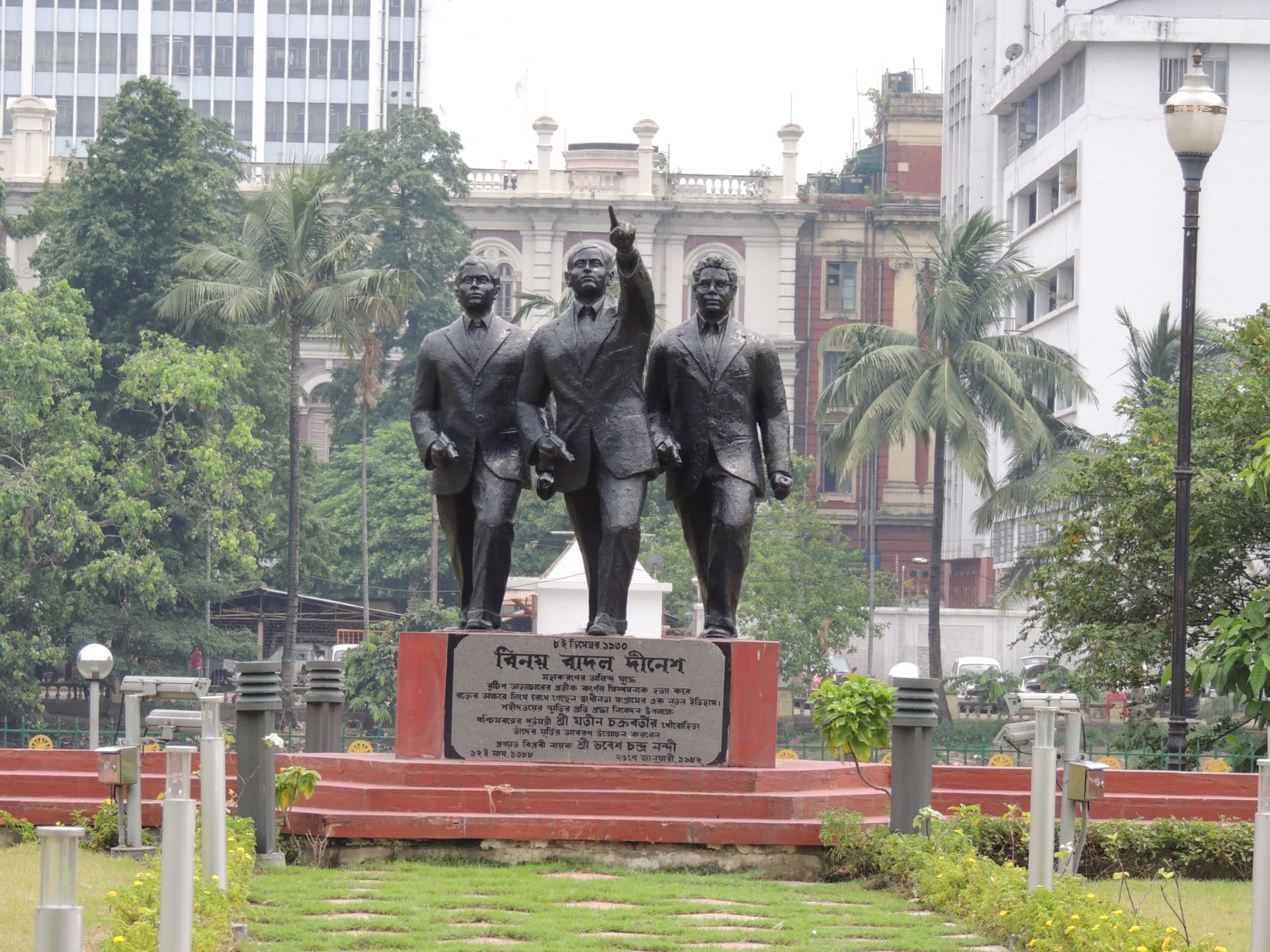 Statue of Binoy, Badal and Dinesh · বিনয়, বাদল ও দীনেশের মূর্তি, Kolkata, West Bengal, India