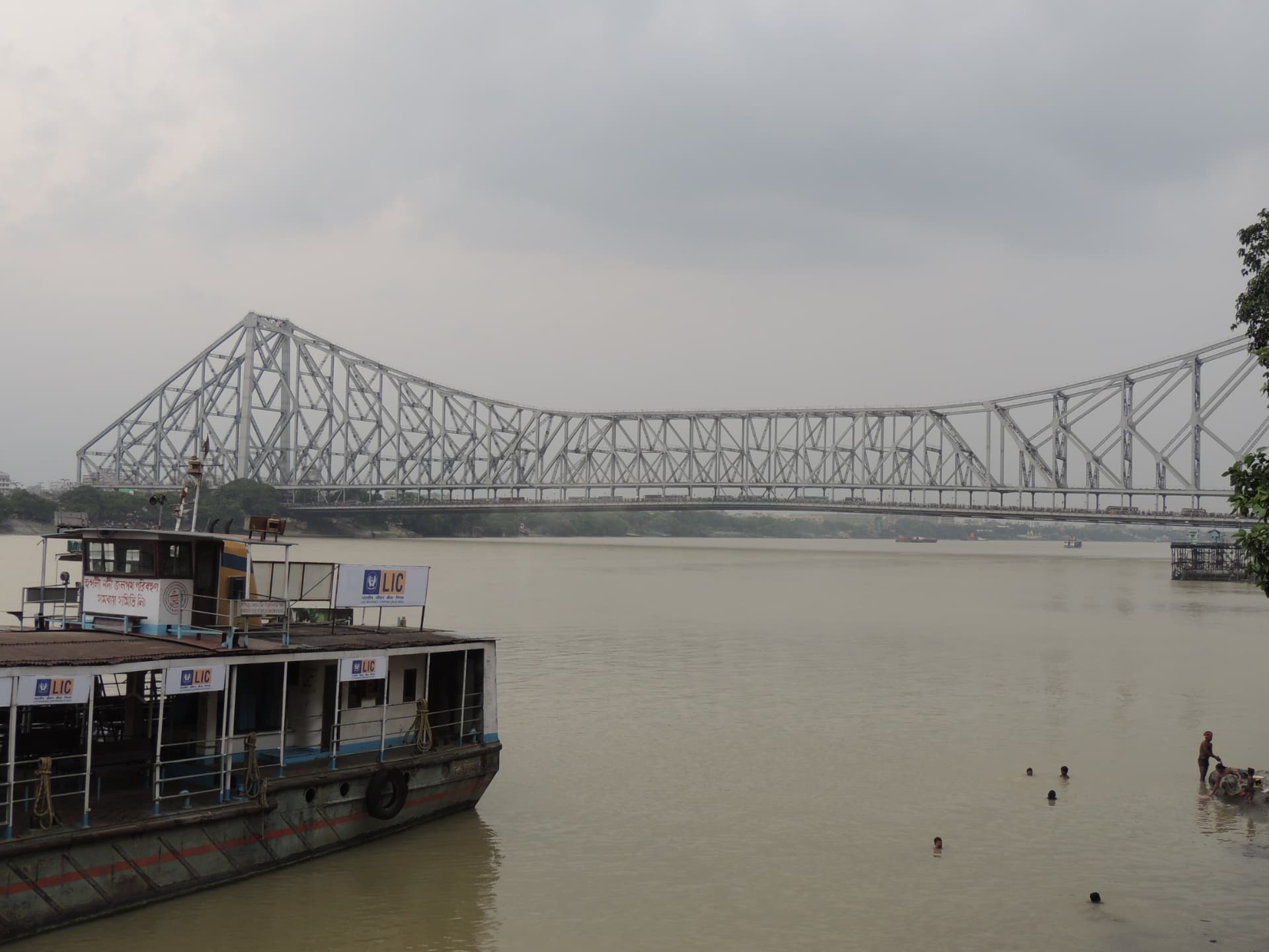 Howrah Bridge over the Hooghly River · হুগলি নদীর উপর হাওড়া ব্রিজ, Kolkata, West Bengal, India