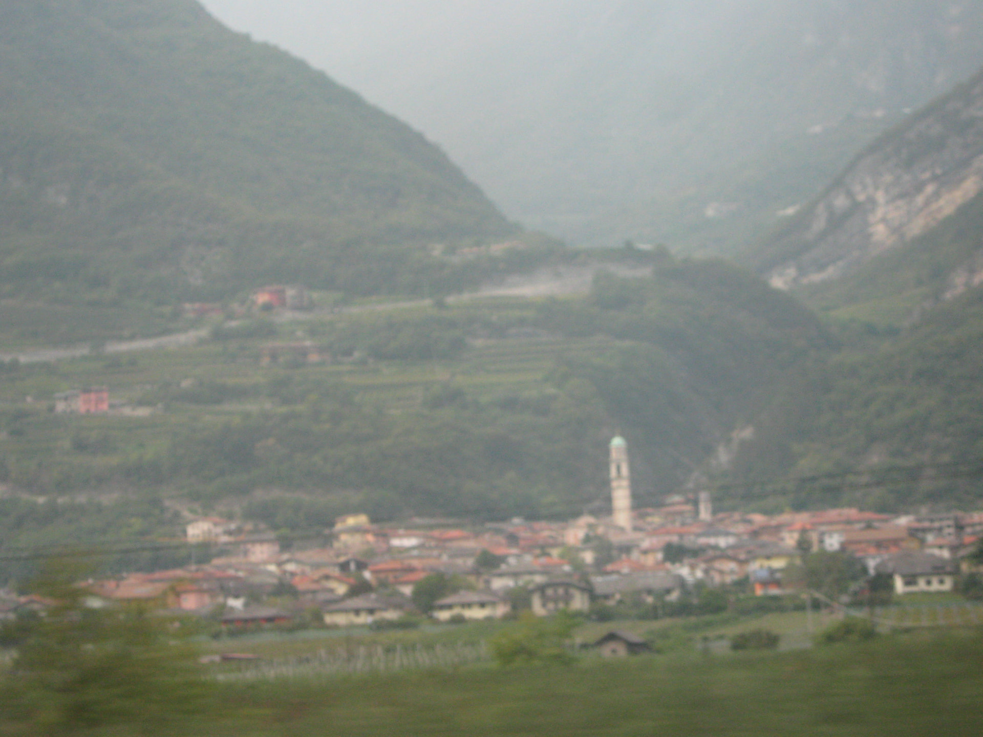 Town in a Mountain Valley · পাহাড়ি উপত্যকায় জনপদ, Italy