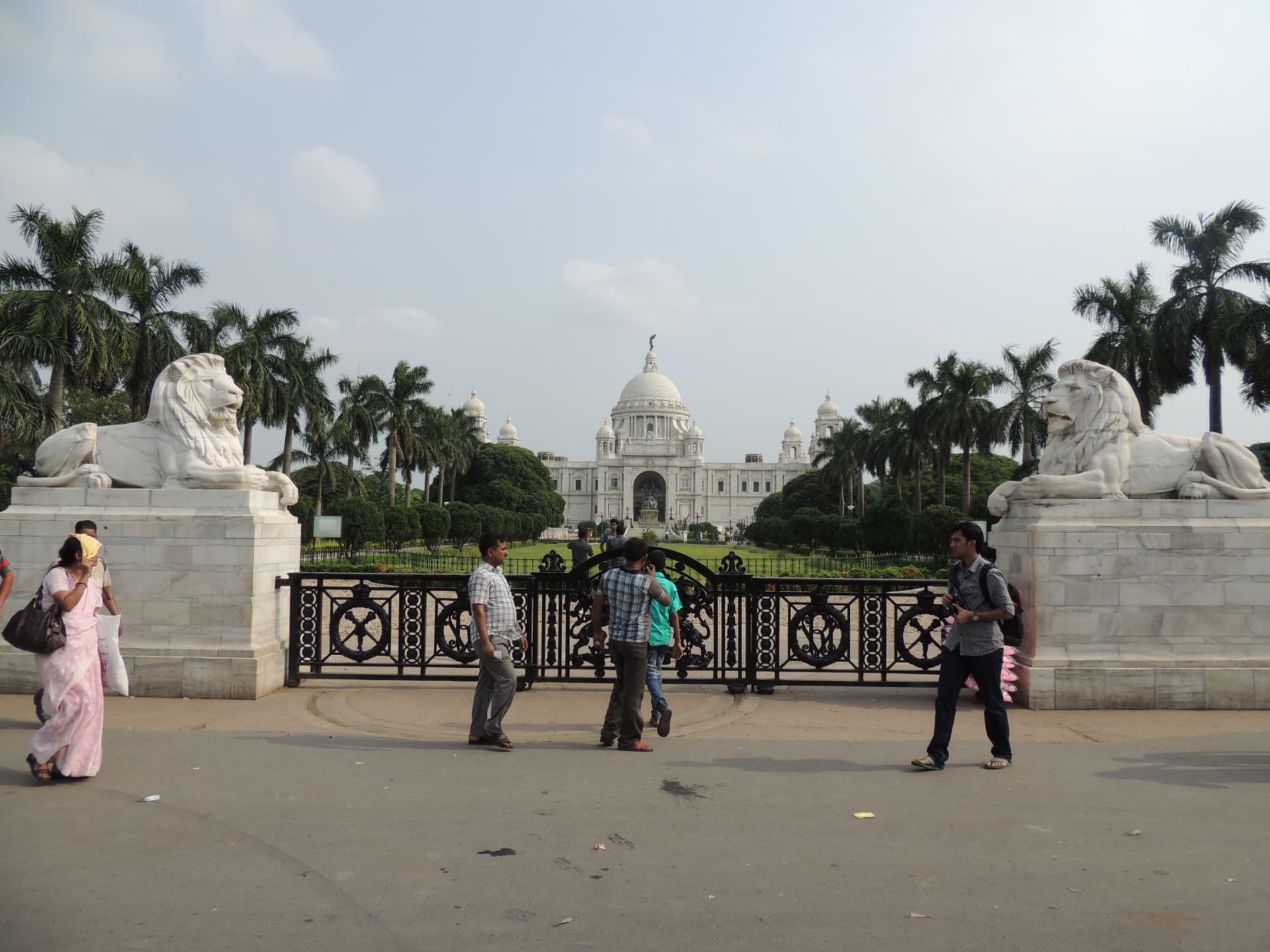 Lion Statues at Victoria Memorial’s Gate · ভিক্টোরিয়া মেমোরিয়ালের ফটকে সিংহমূর্তি, Kolkata, West Bengal, India
